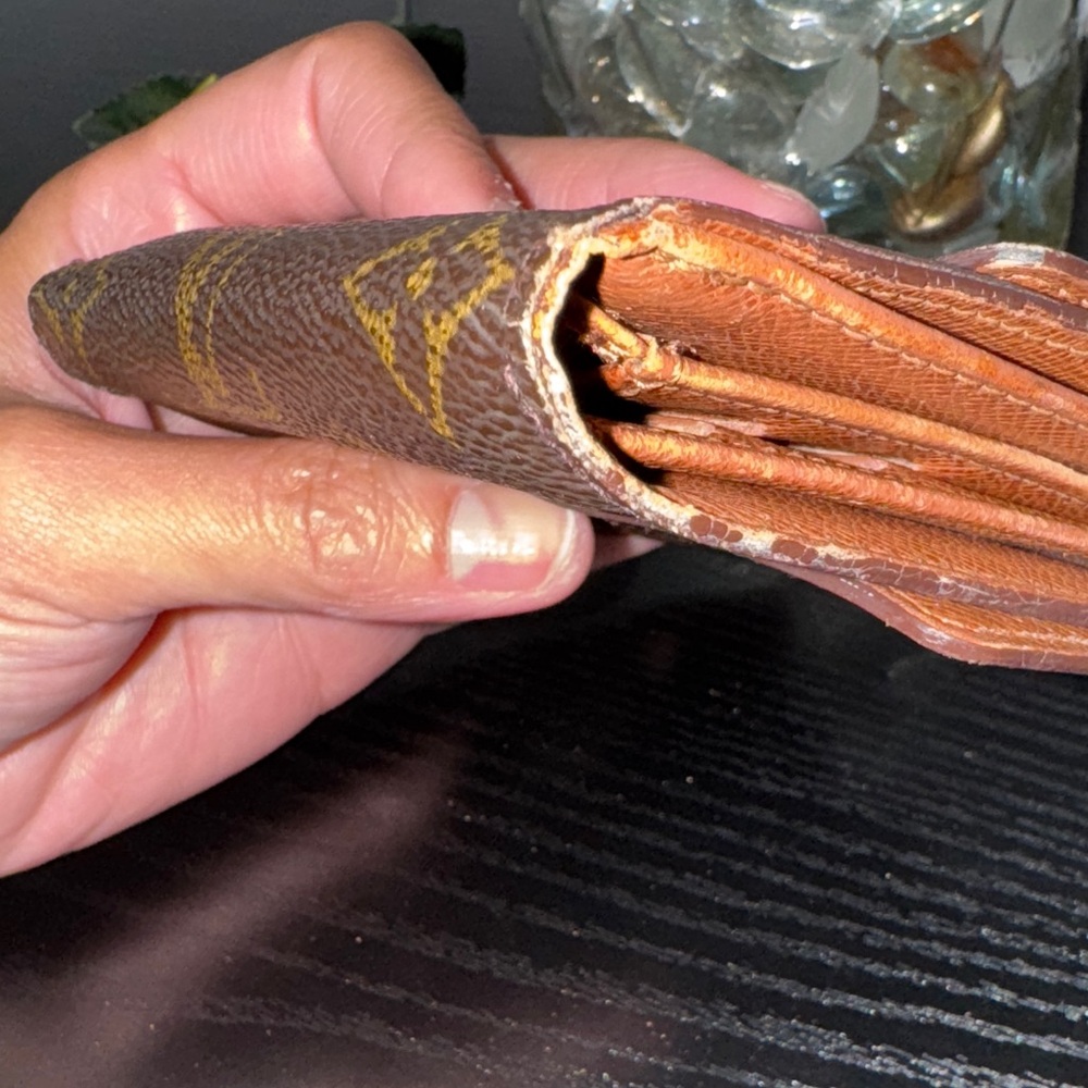 Louis Vuitton VINTAGE Compact Monogram Wallet - Picture 9 of 11